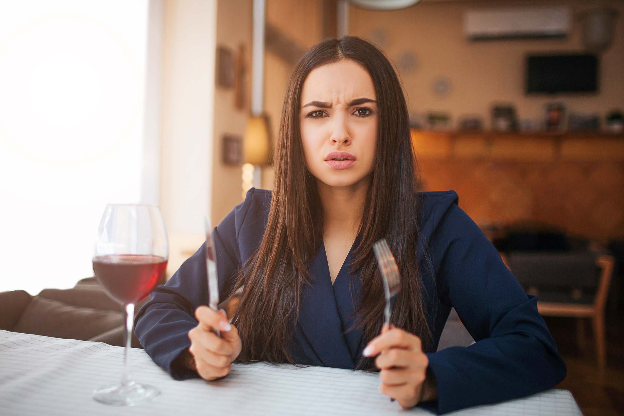 She sat at the table. Голодный взгляд. Голодная женщина за столом. Голодный женский взгляд. Голодный женский взгляд фото.